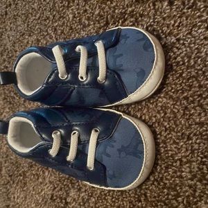 I’m selling this baby shoes there new, my baby never wear them.